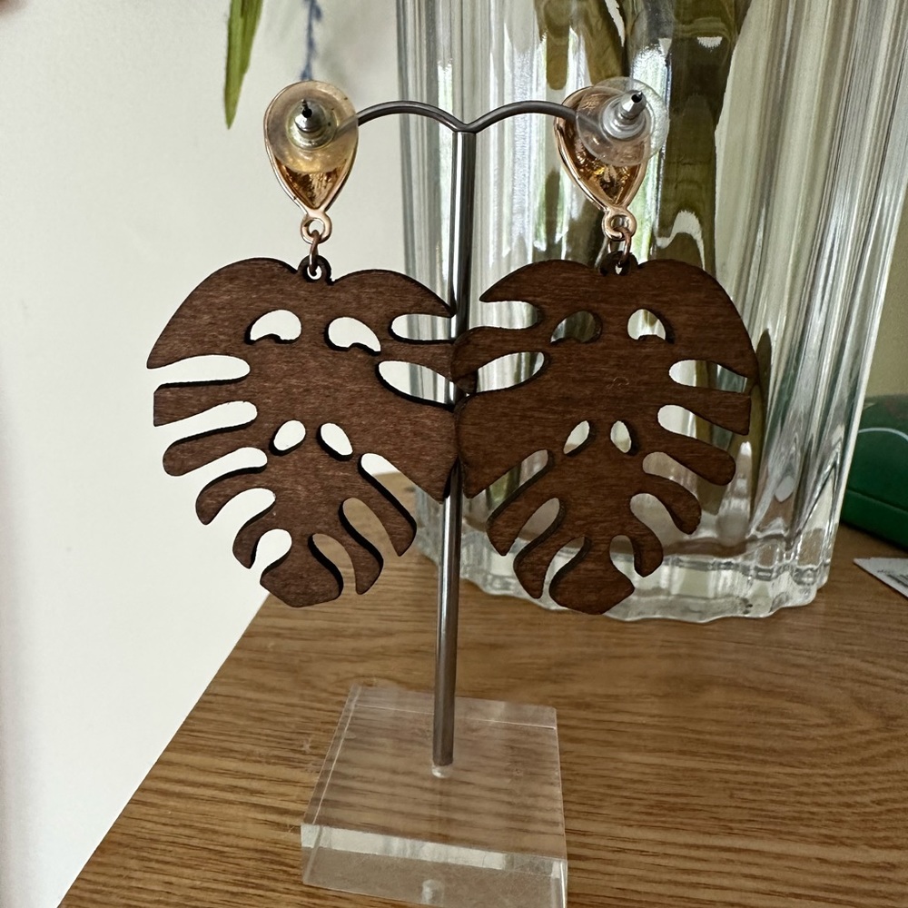 Monstera leaf earrings